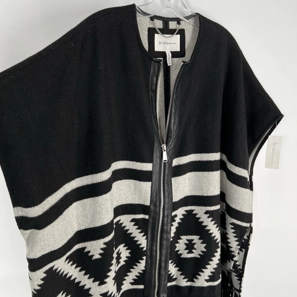 Poncho feminino BCBG BCBGeneration mistura de lã tamanho XS cinza padrão asteca franja - Imagem 2 de 4