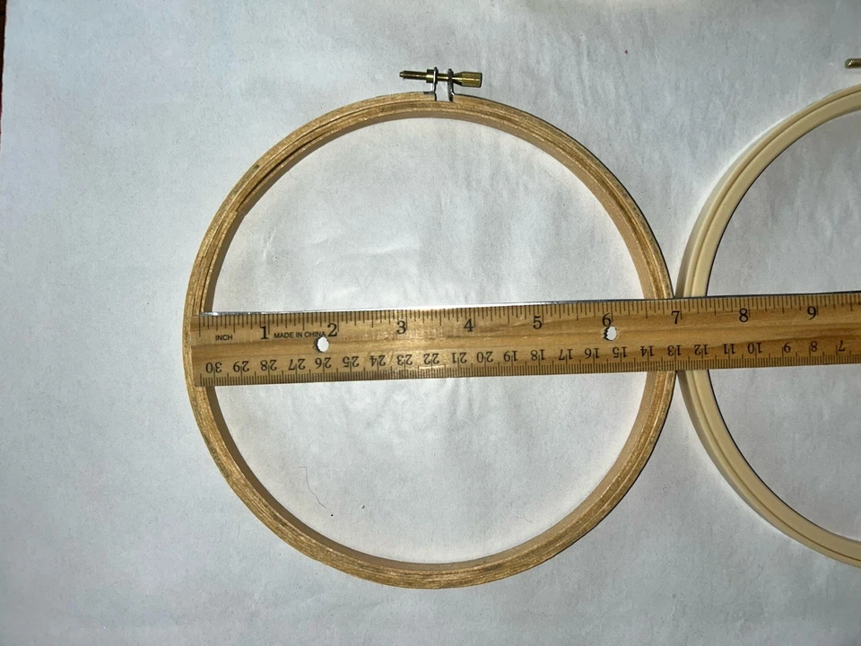 Set of 5 Wood Embroidery Hoops Various Sizes Unbranded - Image 4 of 4