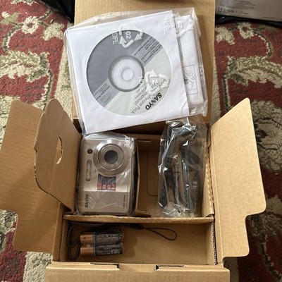 Sanyo VPC-S500 5.0 MP Zoom Compact Digital Camera Silver  UNUSED NOS