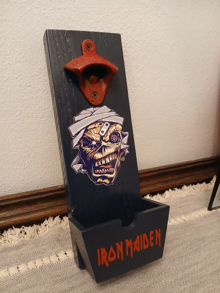 Abridor de botellas de madera Iron Maiden Powerslave montado en la pared con colector de tapas Foto 2 de 2