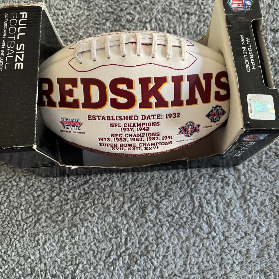 亲笔签名 Brian Orakpo #98 NFL 华盛顿红皮队全尺寸国家橄榄球 全新带盒 — 第 3/4 张图片