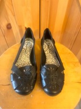 Bare Traps Womens Size 5.5M Westley Vegan Perforated Slip On Flat Sandals Black