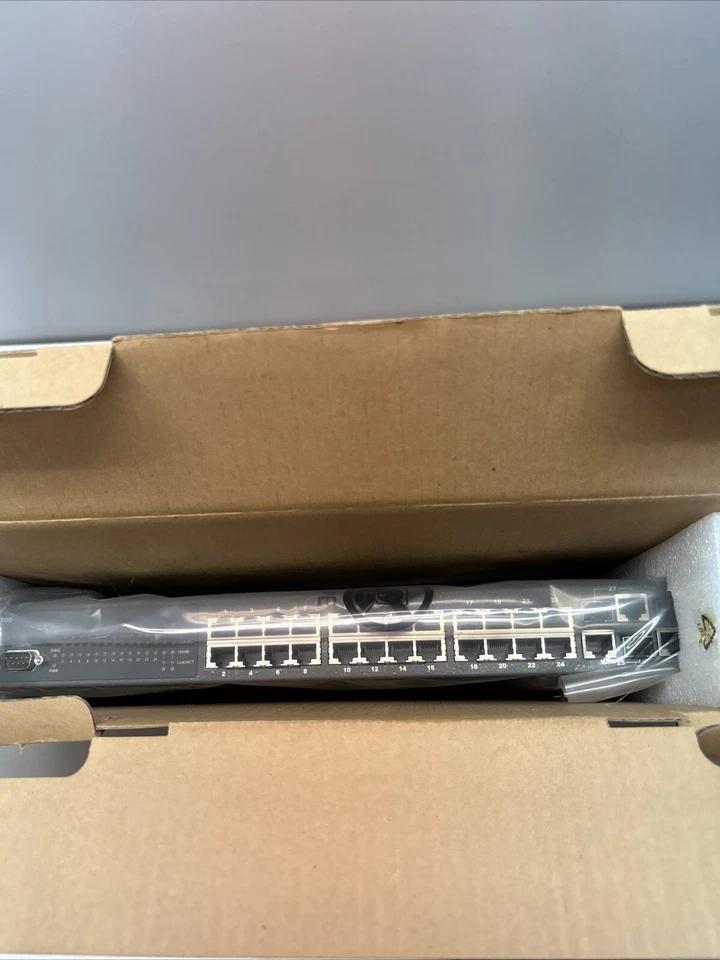 TigerSwitch 10/100/1000 Gigabit Ethernet Switch SMC6128L2 SMC Network - Image 3 of 4