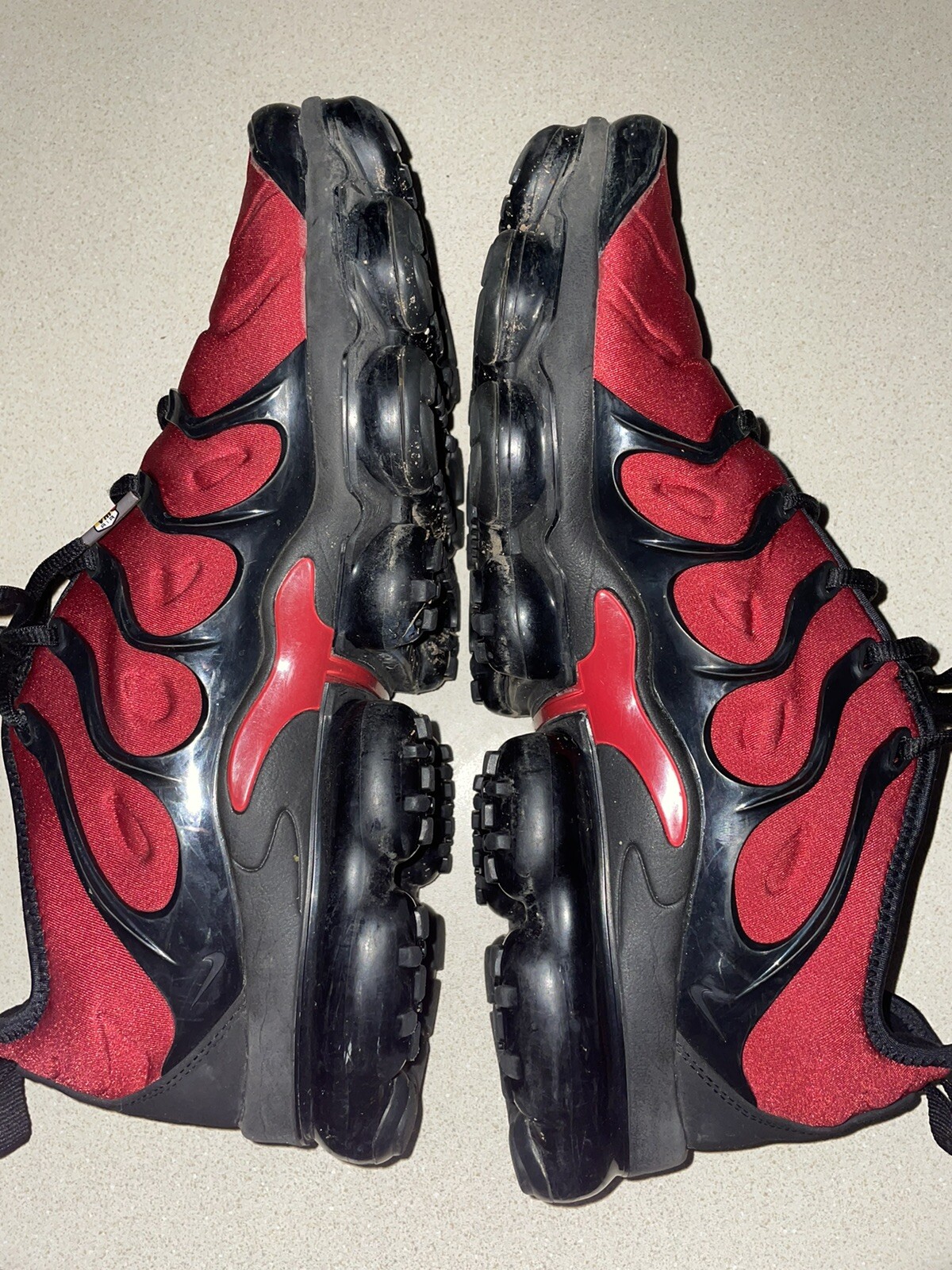 university red nike vapormax plus