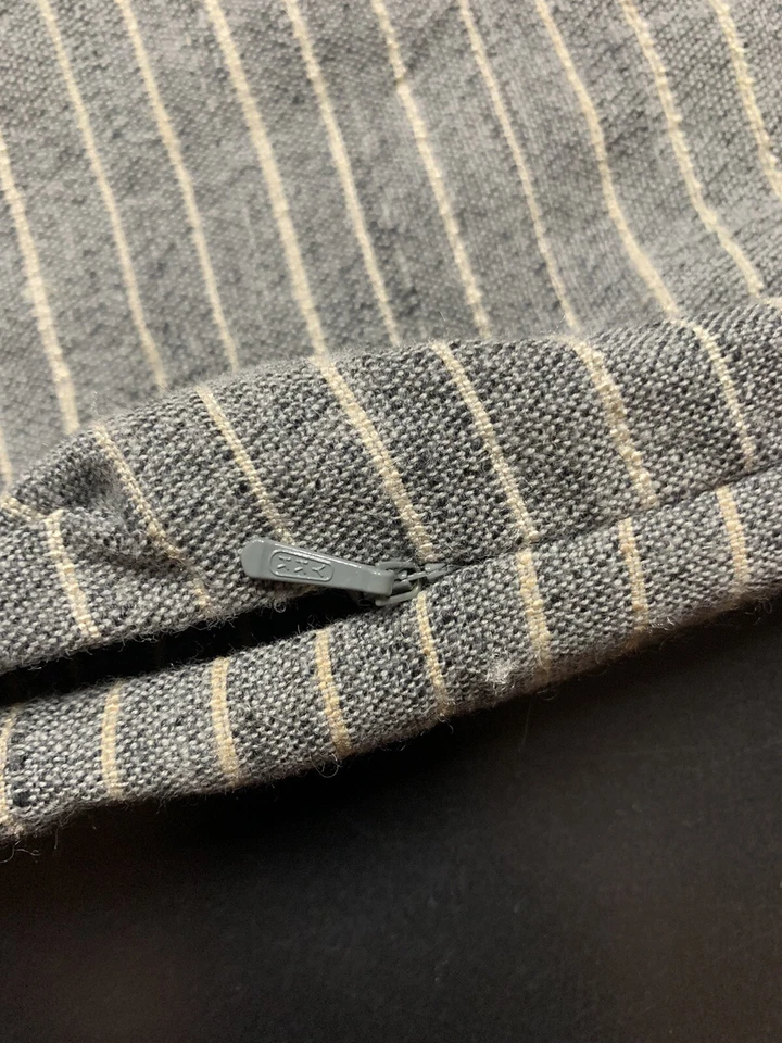 Funda de almohada a rayas Bhujodi tejida a mano con borla lumbar gris Foto 4 de 4