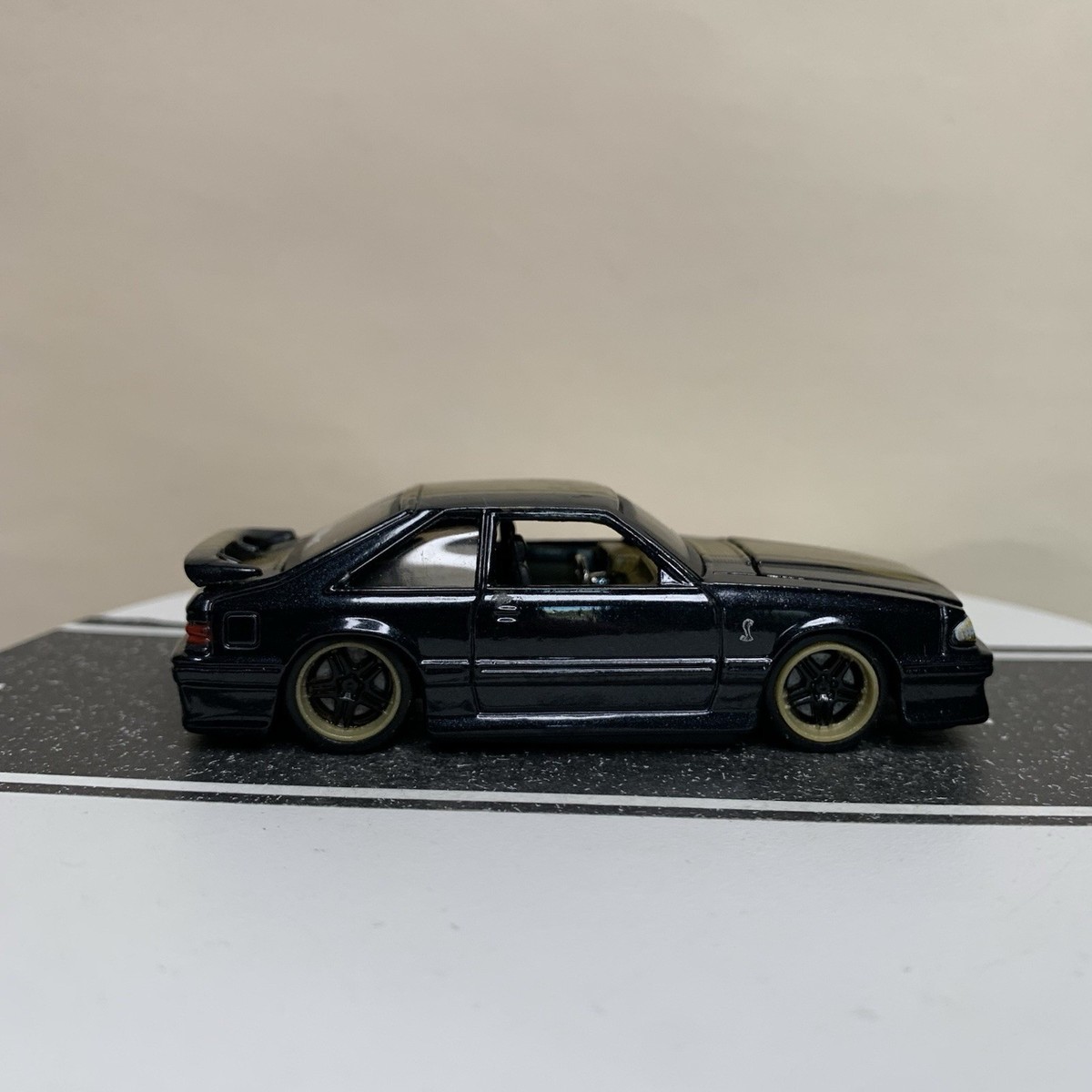 Maisto Design All Stars '93 Ford Mustang SVT Cobra Fox Body Hatch