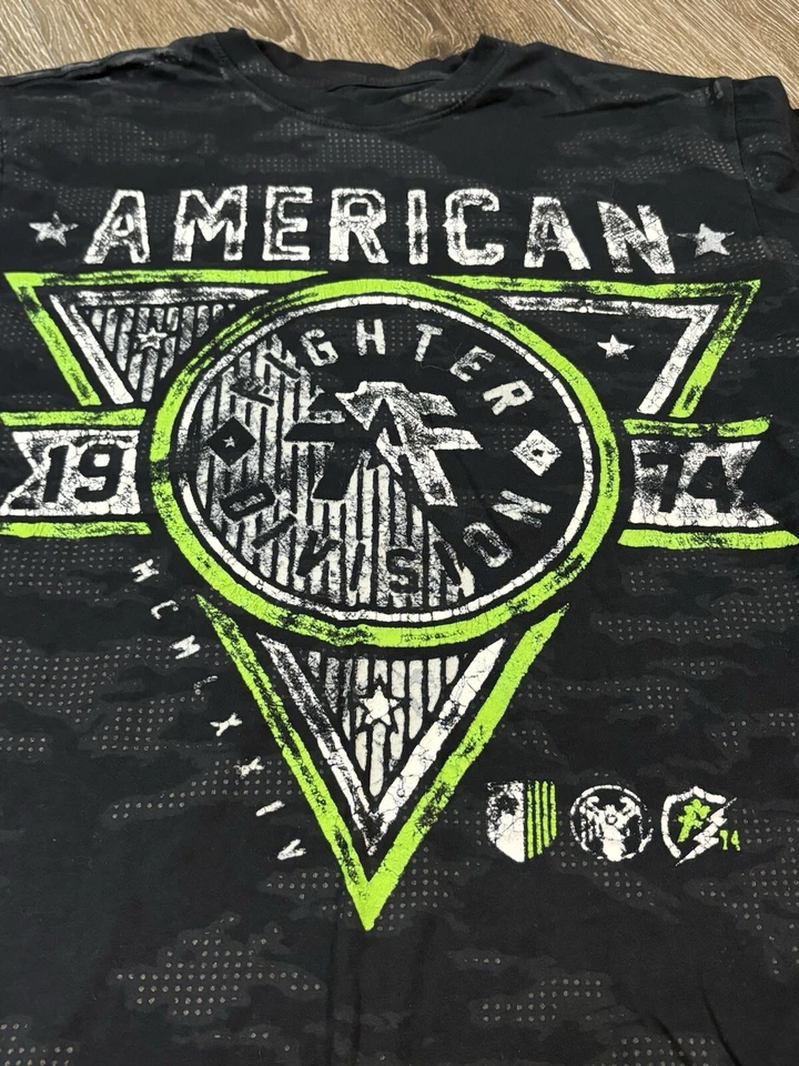 Camisa Manga Corta American Fighter Negra Verde Neón Gráfica Talla Pequeña Foto 2 de 4