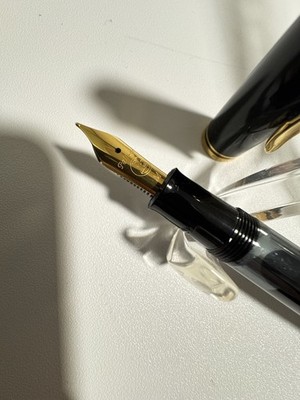 PELIKAN M200 (Old Style) Kolbenfüller in Schwarz & Gold mit M stahl Feder Neu