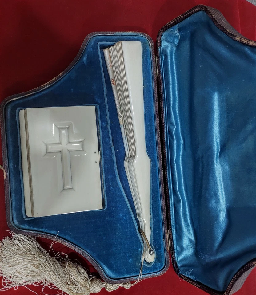 Ventilador manual antigo e conjunto de livros religiosos - Imagem 2 de 4