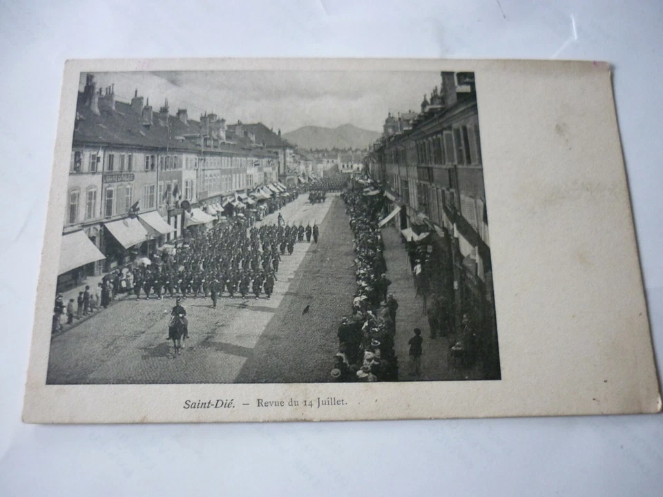CPA Revue du 14 juillet Saint dié rue Stanislas Vosges 88 - Photo 1/2
