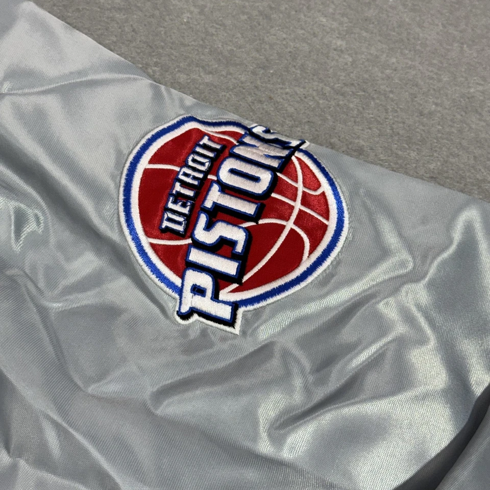 Chaqueta Detroit Pistons Para Hombres XL Plateada NBA Baloncesto Starter Satinado Bombardero Foto 3 de 4