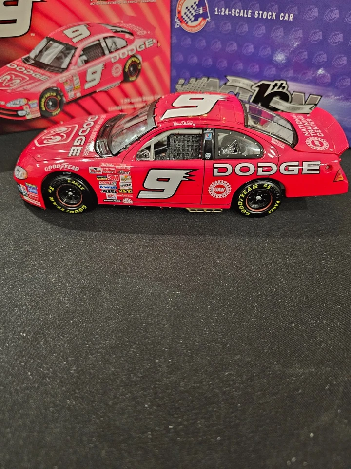 Dodge Intrepid R/T NASCAR 2002 serie Action Platinum #9 1 de 18.468 Foto 4 de 4