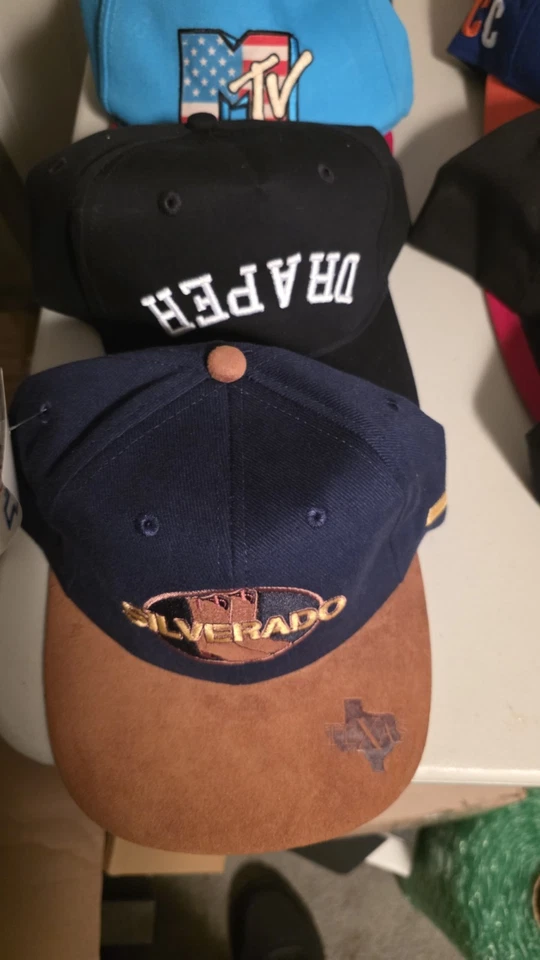 Lote de 24 sombreros aleatorios de hockey. Fútbol béisbol. Algunos nuevos con etiquetas. Foto 3 de 4