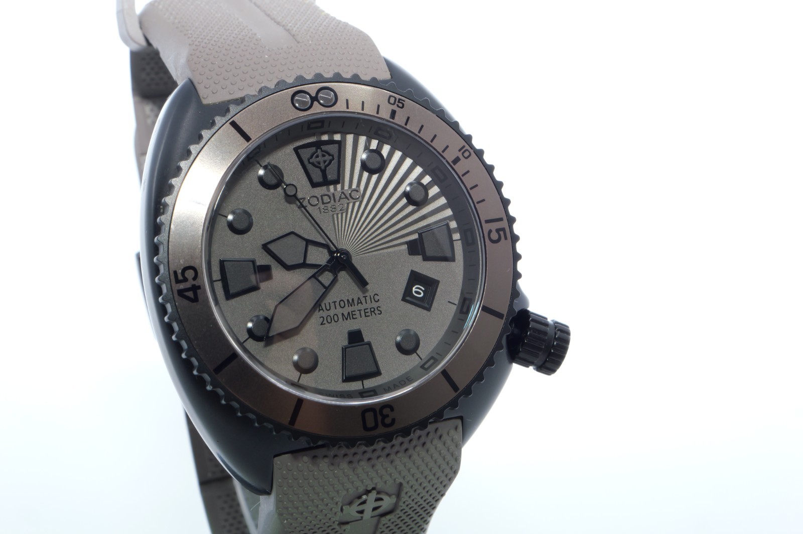 Zodiac OCEANAIRE Smoke Screen DIVER watch ZO8009.  Cards.  Box