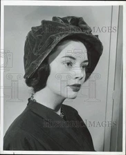 1947 Press Photo Grey Velvet Bonnet Hat of 1880 Worn by Sally Victor - afa60811