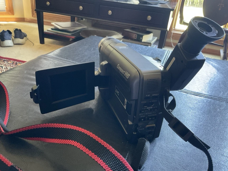 JVC Compact VHS-C Camcorder GR-AXM910 Camera & Accessories - Image 4 of 4