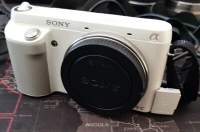 Sony Alpha NEX F3 16,1MP Cámara lente intercambiable blanca + accesorios varios