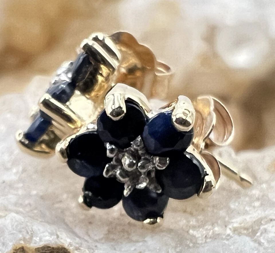 Винтажные серьги-гвоздики Griffith & Sons из золота 14 карат с изящным цветком сапфиром - Изображение 2 из 4