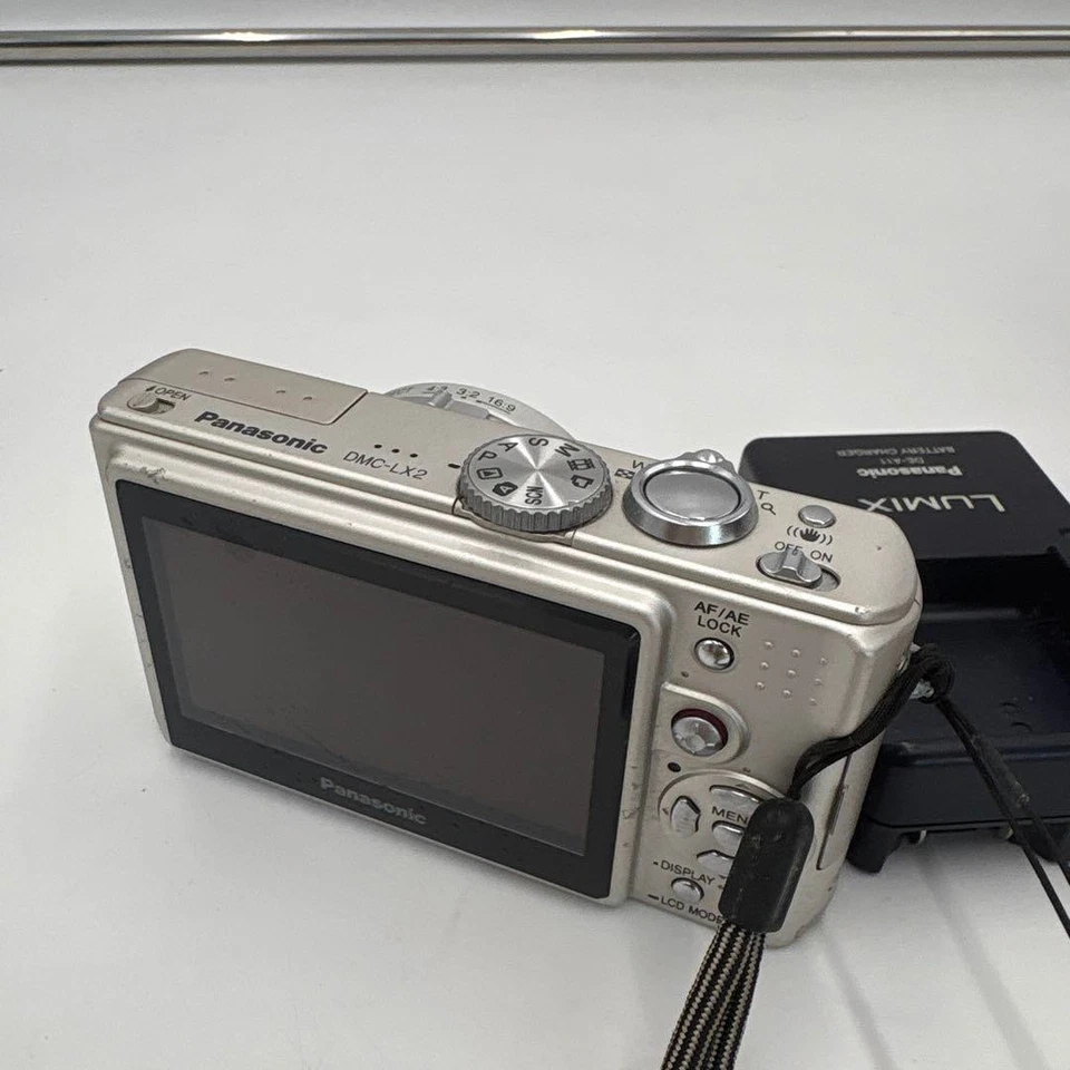 Panasonic LUMIX DMC-LX2 10,2 megapixel fotocamera digitale - BLK SLV Eng Disp usato - Immagine 4 di 4