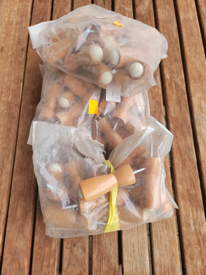lot de 67 butées de porte bois hêtre vernis - Photo 1/3