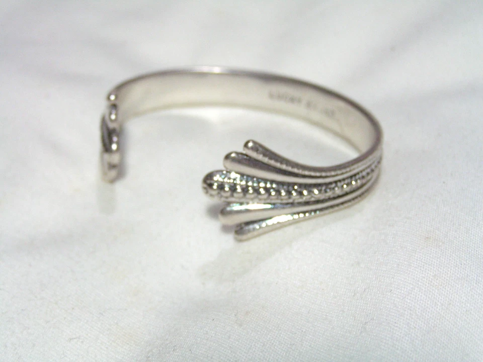 ...LUCKY BRAND...Brazalete Brazalete Extremos Diseño Abanqueado Tono Plateado... Foto 3 de 4