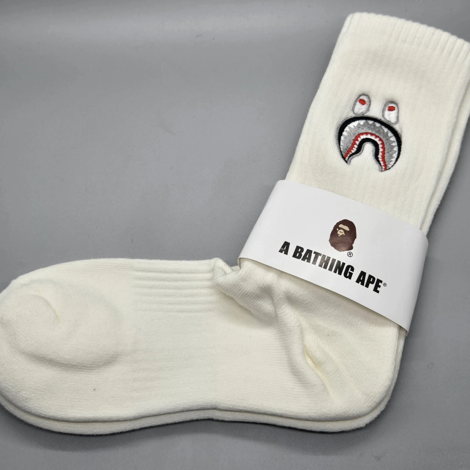 A BATHING APE (BAPE) Calze lunghe BAPE Crew bianche faccia di squalo unisex taglia 9 11 A scimmia da bagno Giappone