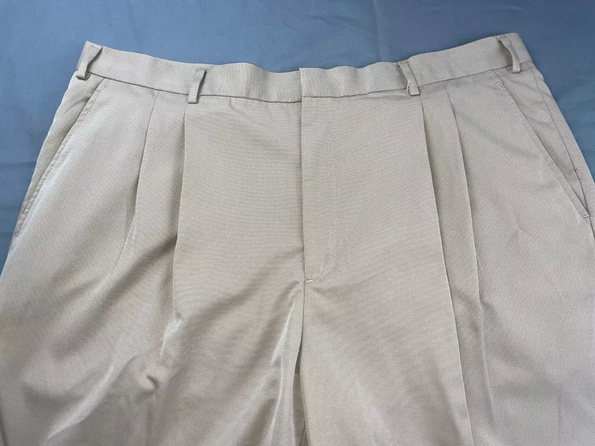 Greg Norman Pleated Microfiber Golf Shorts. Beige Nailhead Men s