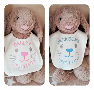 OSTERHASE HASE LÄTZCHEN PERSONALISIERT BESTICKT BABY NAME GESCHENK ROSA BLAU