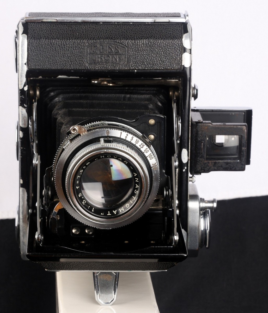 Zeiss Ikon Ikonta 521 Folding 6x4.5 Camera c/w Novar