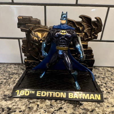 1996 Kenner 100th Edition Batman Battleblade Figure w/ Display Diorama