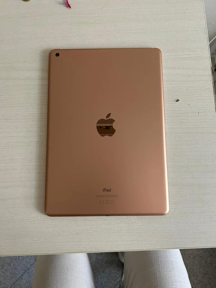 Apple iPad 8a gen. 32GB, Wi-Fi, 10,2" - Oro - Immagine 2 di 4
