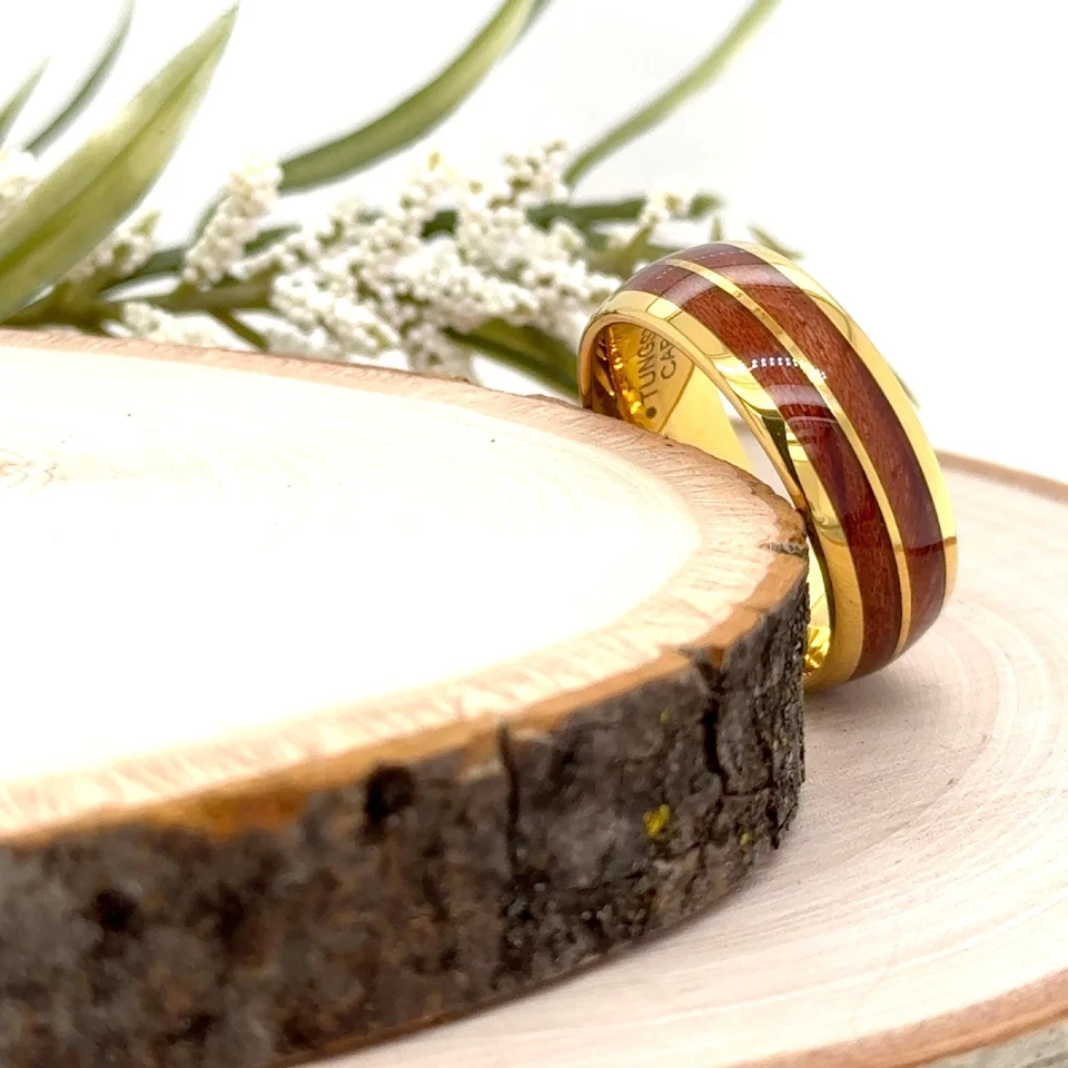 Anillo de propuesta de tungsteno dorado duradero de 8 mm con incrustación de madera roja banda a prueba de arañazos Foto 3 de 4