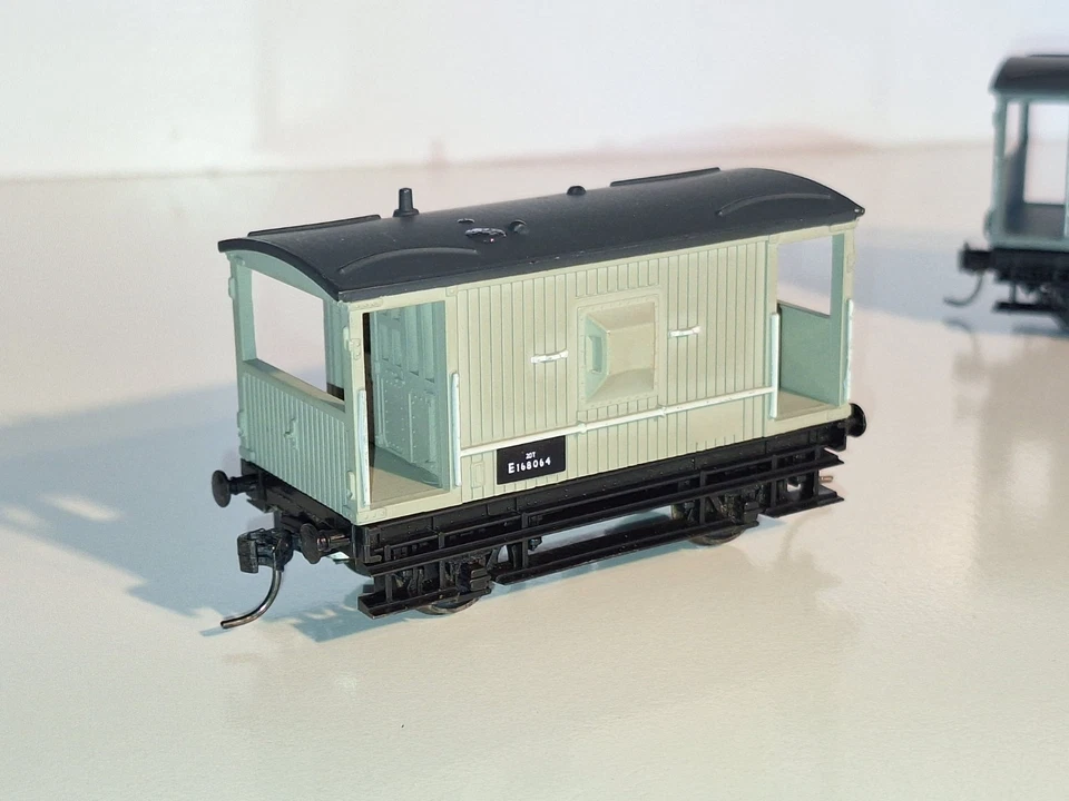 Mainline GWR Brakevans x 2. Good cond. OO Scale. Kadee Couplings. Metal wheels. - Image 3 of 4
