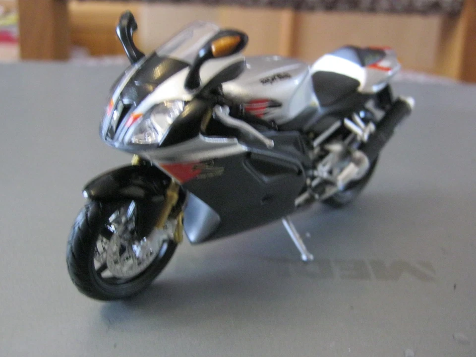 Verkaufe Modell Motorrad Aprillia  RSV 1000 R - Modell 1:24 - Bild 2 von 4