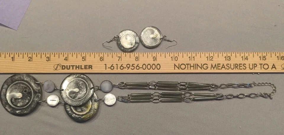 Bold Statement! Necklace And Earrings Set. Dark Grey And Mother Of Pearl Look Foto 4 de 4