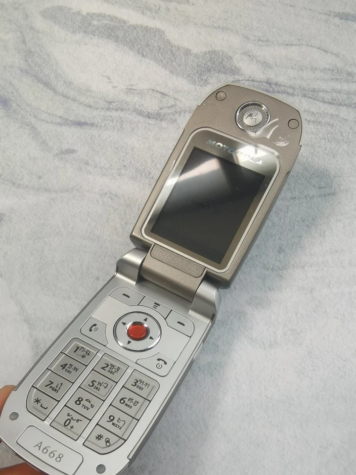 99%N ew Motorola A668(Unlocked) 2G  Foldable Flip Phone-Silver-Only 90g Weight - Image 2 of 4