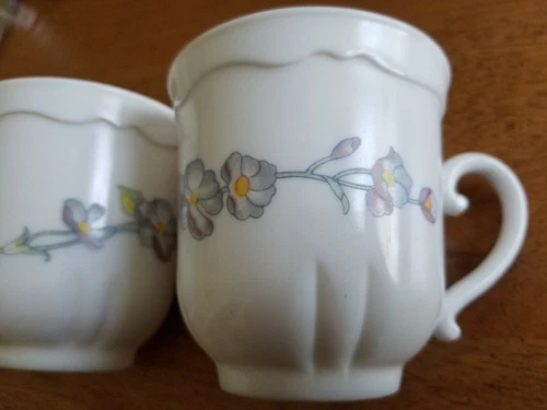  Arcopal France Milk Glass Coffee Mugs Floral Pansy Revelation 