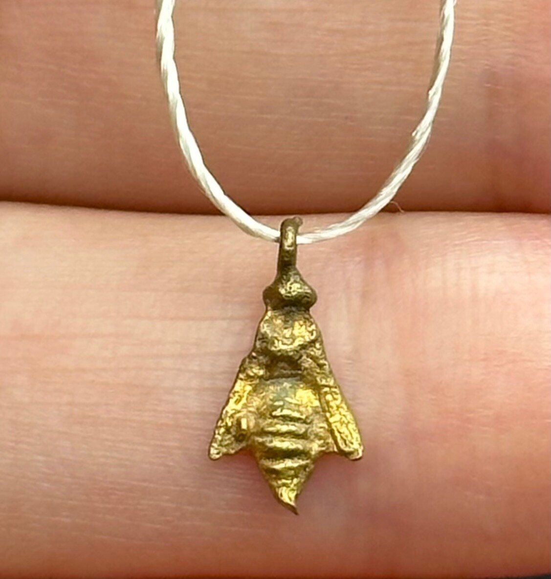 Unveiling A Remarkable Past: 3,000-Year-Old Fossilized Bee Discovery Sheds Light On Ancient Ecosystems 9 18K Gold Ancient Greaco-Roman Gold Bee Amulet Wearable Artifact