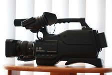 Sony HXR-MC2000E 64GB - ottime condizioni (quasi come nuovo) + caricatore Sony ACVQ1051D