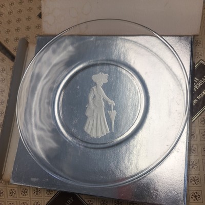 Vintage 1971 Avon Rep: ''AVON LADY'' Etched Glass Christmas Holiday 8'' Plate + Box
