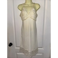 Vintage 60s Vanity Fair Cream/Ivory Lace Bodice  Hem Trim Full Nylon Slip