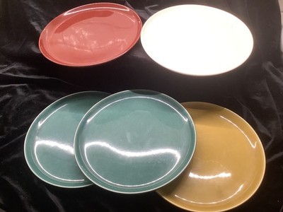 Russel Wright dinner plates 10''; (5) burgundy, green, white