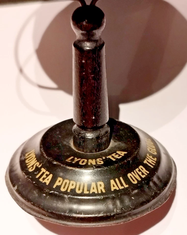 Globo publicitário antigo de placa de lata eduardiana para chá de Lyon’s. - Imagem 2 de 4