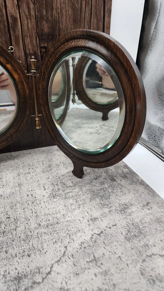 ANTIGUO ESPEJO DE AFEITAR REDONDO DE MADERA TRIPLE PLIEGUE HERRAJES DE LATÓN  Foto 3 de 4