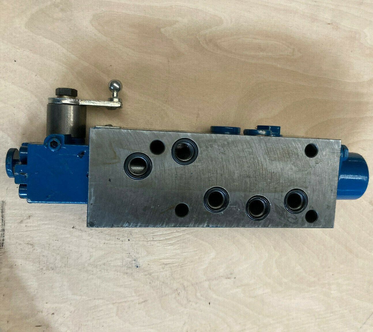 Hydraulikventil, Handsteuerventil 1-fach 50 L / für DW- zylinder / A B Rastend e Hydraulikventil, Handsteuerventil 1-fach 50 L / für DW- zylinder / A B Rastend e