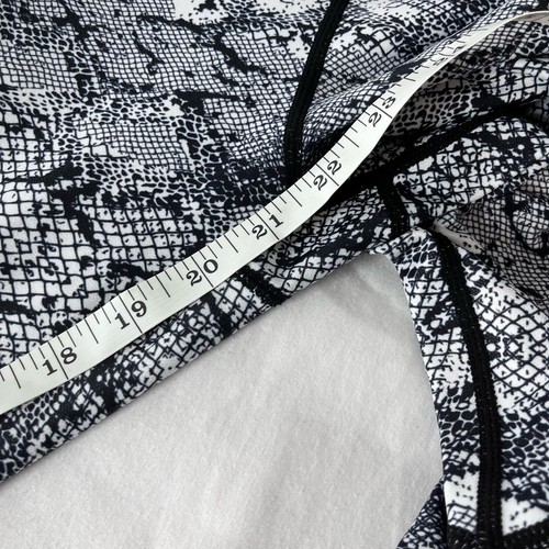 Zyia Active Black& White Snake Print Capri Length Performance Legging Size 4 - Picture 4 of 6