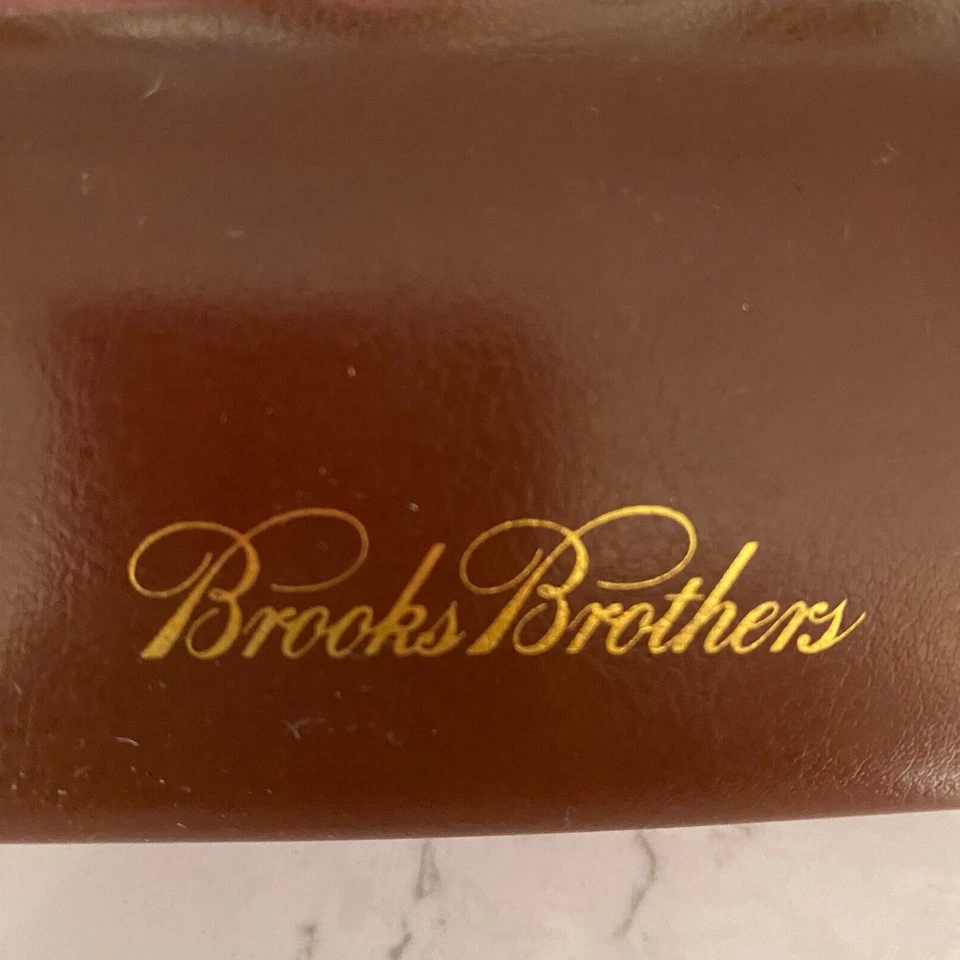 Gafas de sol y estuche Brooks Brothers de cuero marrón con cubierta dura Foto 2 de 4