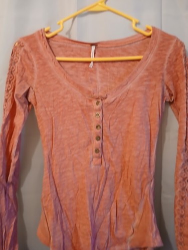 FREE PEOPLE Shell Lace Henley T-Shirt Top XS Rosa U-Ausschnitt Bluse Boho LS - Bild 4 von 7