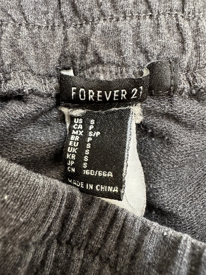 Bermuda botinha Forever 21 feminina tamanho pequeno preta com cadarço e acabamento branco em excelente estado usado - Imagem 3 de 4