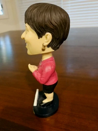 蔻驰 MUFFET MCGRAW 巴黎圣母院爱尔兰女式篮球 场馆赠品 摇头公仔 — 第 2/4 张图片